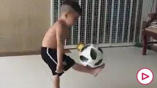 Niño toques balón