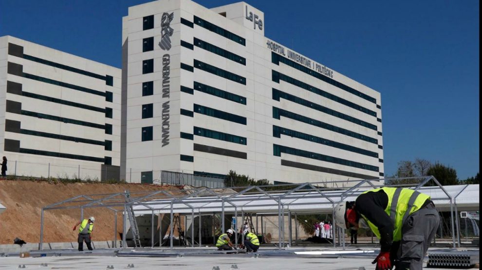 Labores de construcción del hospital de campaña frente a La Fe de Valencia para víctimas del coronavirus