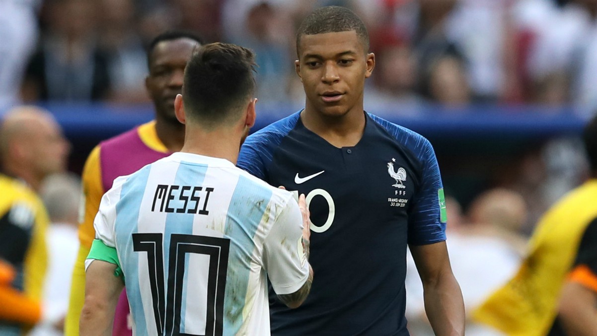 Kylian Mbappé y Leo Messi se saludan tras un partido en el Mundial de Rusia 2018. (Getty)