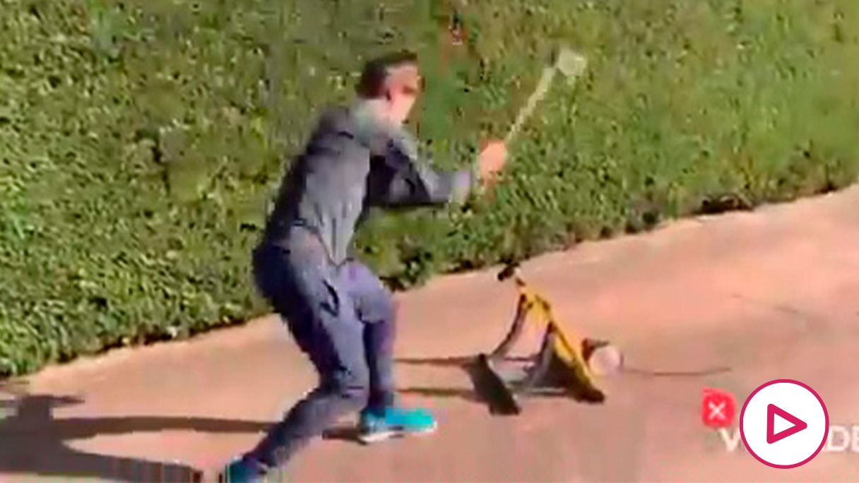 Mikel Landa, con un hacha en su jardín.