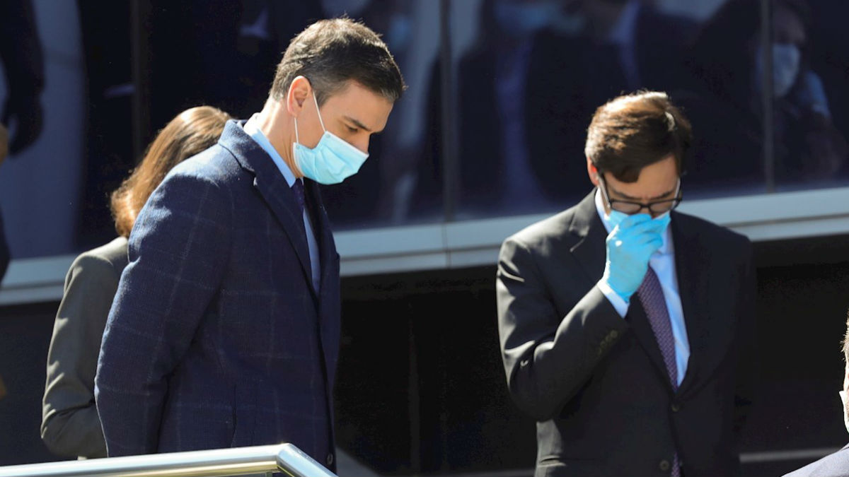 El presidente del Gobierno, Pedro Sánchez, y el ministro de Sanidad, Salvador Illa. (Foto: EFE)