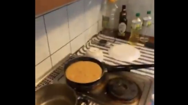 El error de un joven cocinando una tortilla de patatas en un piso de estudiantes