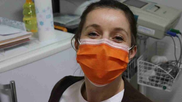 Mujer con mascarilla coronavirus
