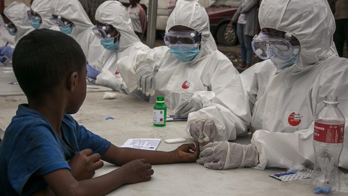 Un grupo de trabajadores sanitarios recoge muestras de sangre para detectar el nuevo coronavirus Covid-19 en Antananrivo, Madagascar. Foto: AFP