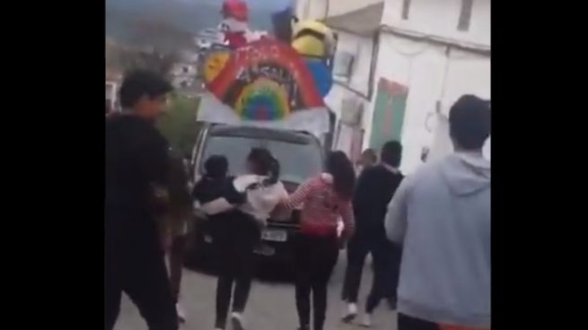 Un pueblo entero se salta la cuarentena para celebrar un desfile infantil