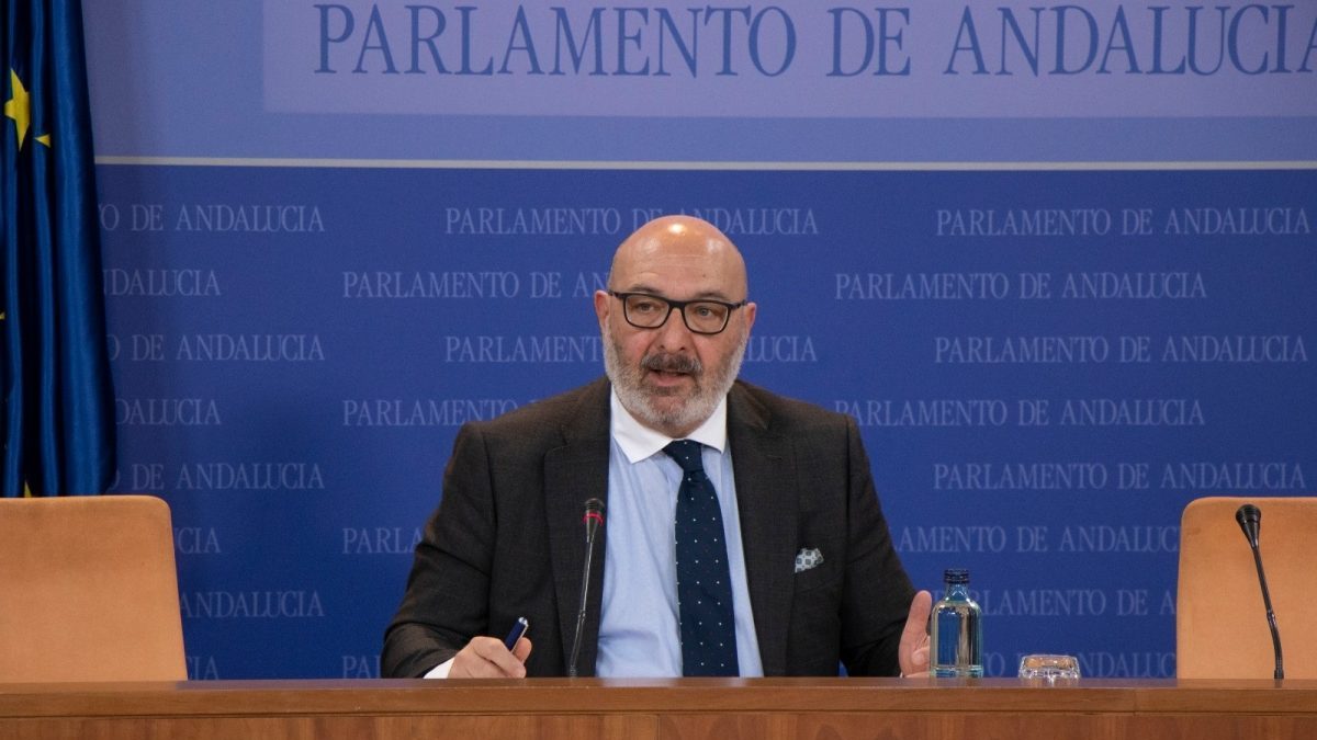 El portavoz parlamentario de Vox, Alejandro Hernández, en rueda de prensa.