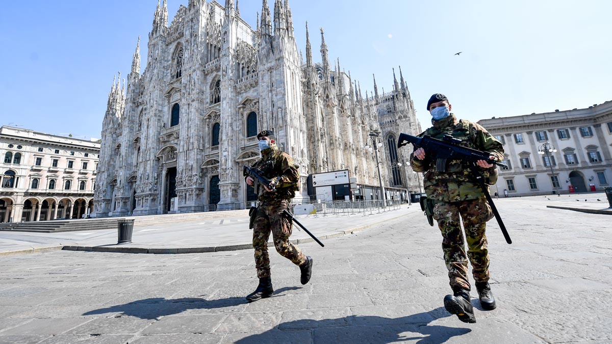 Dos militares vigilan una desierta plaza del Duomo en Milán durante el estado de alarma declarado por el coronavirus. Foto: EP