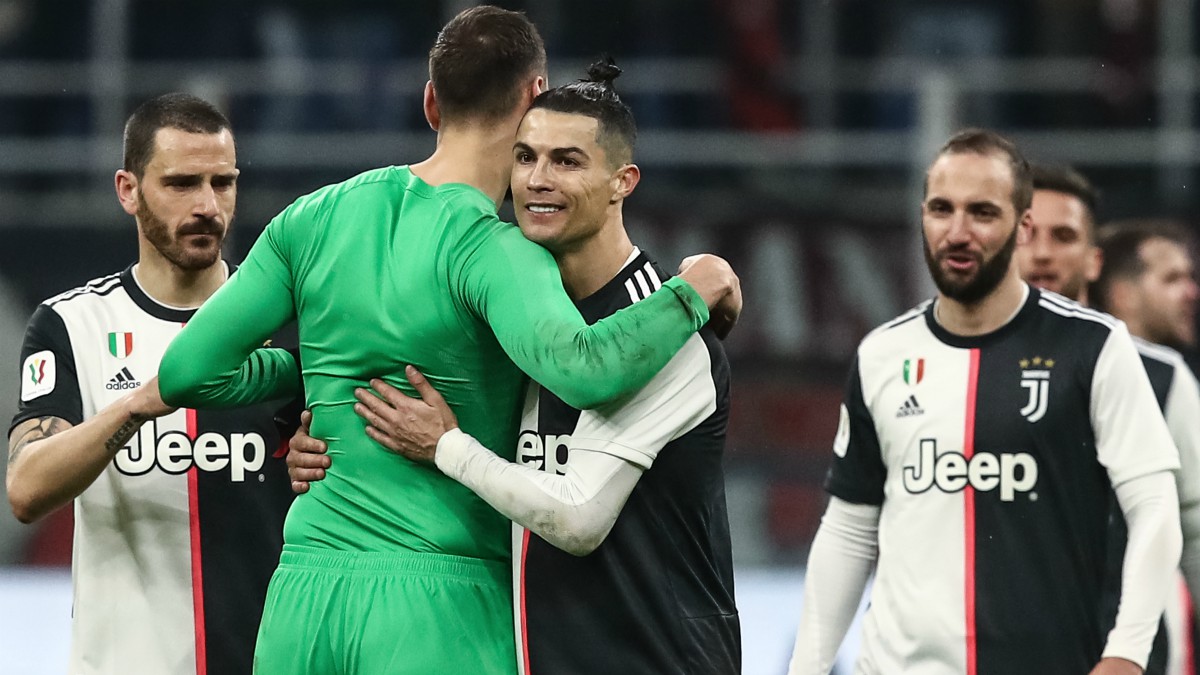 Cristiano Ronaldo se abraza con Donnarumma tras un partido. (AFP)