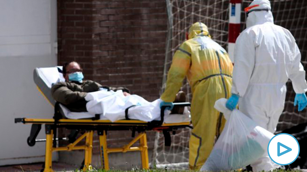 Bomberos de Leganés en el hospital de campaña habilitado en el pabellón deportivo ‘Carlos Sastre’ por la crisis del coronavirus. (Foto: EP)