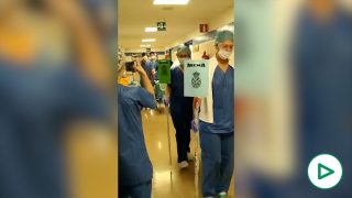 Los sanitarios del Hospital de Málaga haciendo una procesión por Semana Santa.