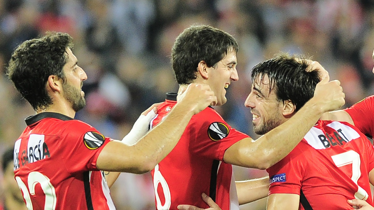 San José y Beñat celebran un gol con Raúl García.