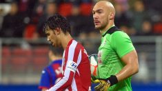 Marko Dmitrovic durante un partido frente al Atlético de Madrid. (AFP)