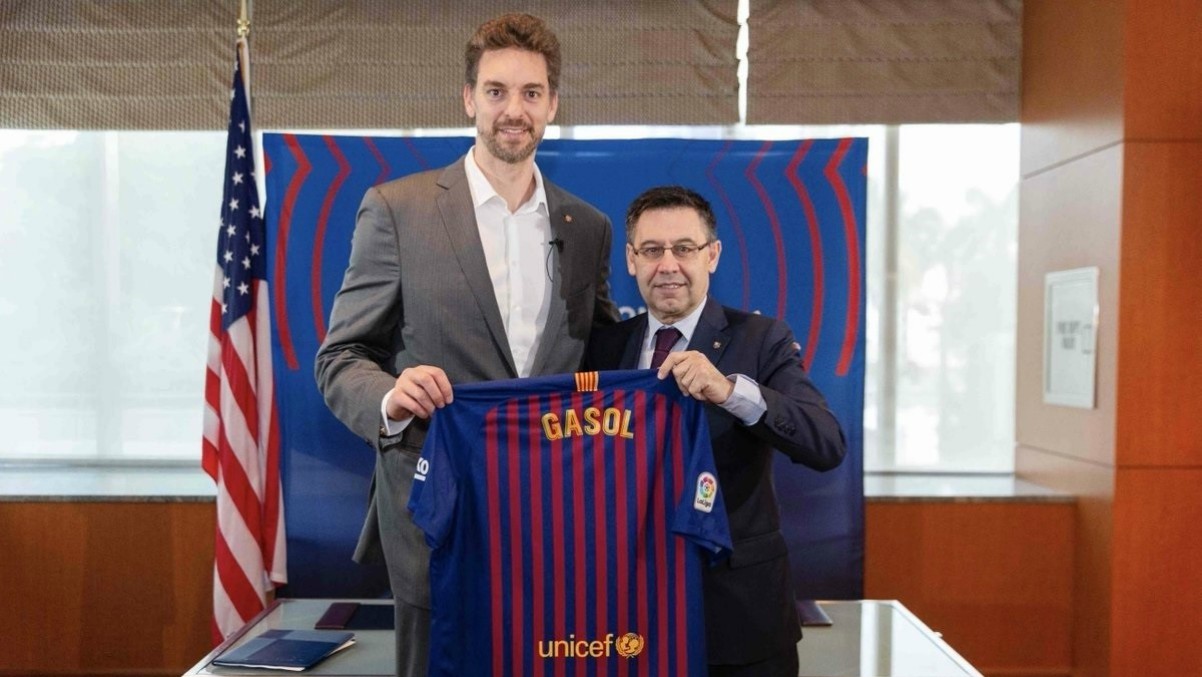 Pau Gasol posa con la camiseta del Barcelona junto a Bartomeu. (fcbarcelona.cat)
