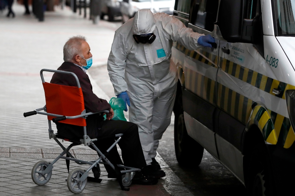 Un sanitario atiende a un paciente de coronavirus.