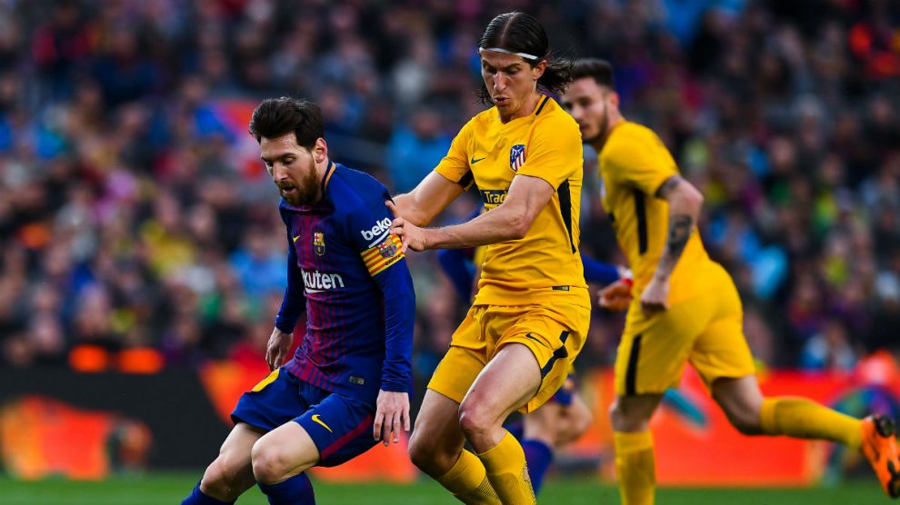 Filipe Luis junto a Messi pugnando por un balón. (Getty)