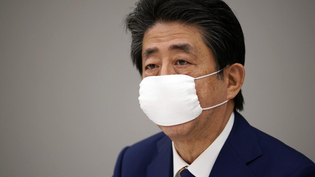El primer ministro japonés, Shinzo Abe, con mascarilla durante una reunión para evaluar el estado del coronavirus en el país nipón. Foto: AFP