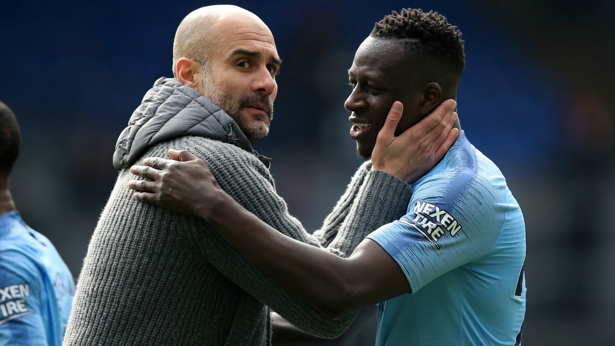 Pep Guardiola y Benjamin Mendy se saludan en un partido. (Getty)