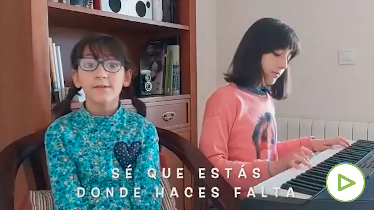 Hijos de sanitarios de Córdoba y Andújar cantan ‘¡Los héroes llevan bata!’.