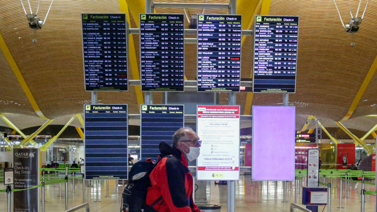 Paneles del aeropuerto de Madrid-Barajas Adolfo Suárez. (Foto: EP)