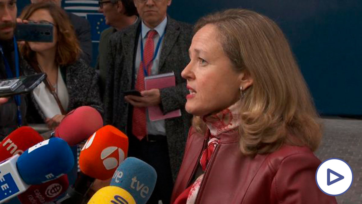 La vicepresidenta de Asuntos Económicos, Nadia Calviño, en declaraciones a los medios antes de participar en la reunión de ministros de Economía y Finanzas de la eurozona (Eurogrupo).