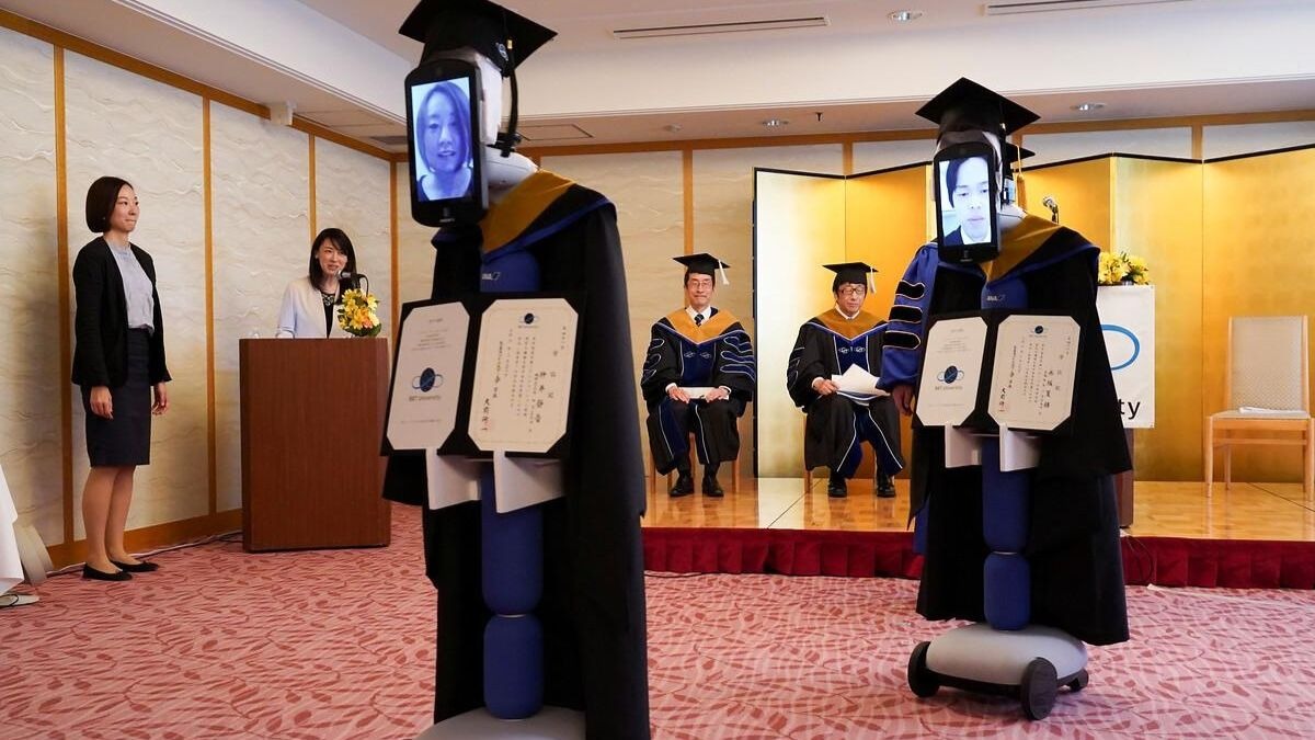 Graduación con robots en Japón