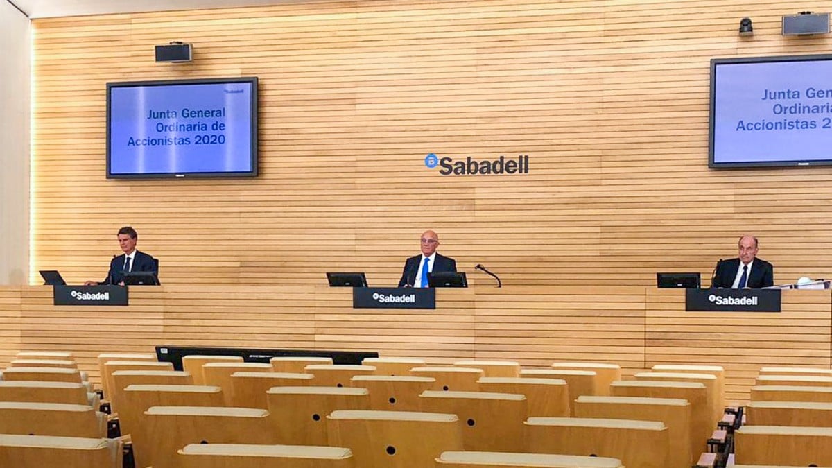 Jaime Guardiola, Josep Oliu y Miquel Roca i Junyent en la Junta General de Accionistas del Banco Sabadell en Alicante