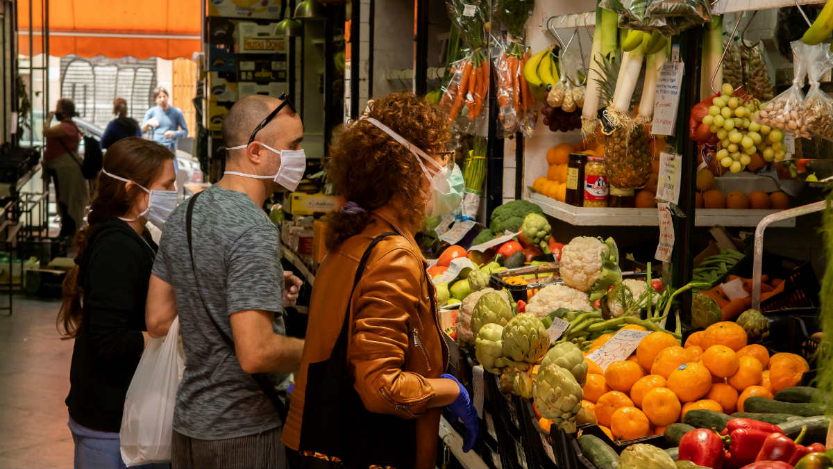 Una imagen de una frutería en un mercado. (EFE)