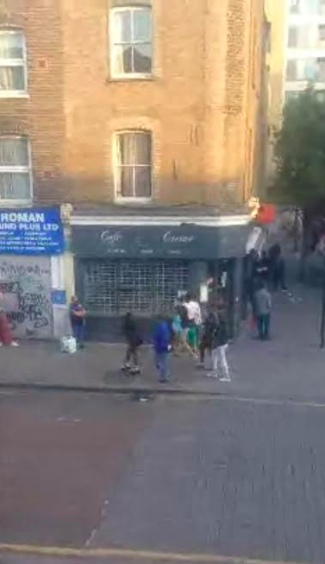 Las alucinantes imágenes del ‘confinamiento’ en el centro de Londres: calles llenas de gente