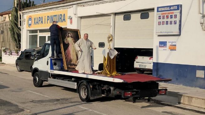 Un cura catalán celebra la misa de Jueves Santo sobre un camión