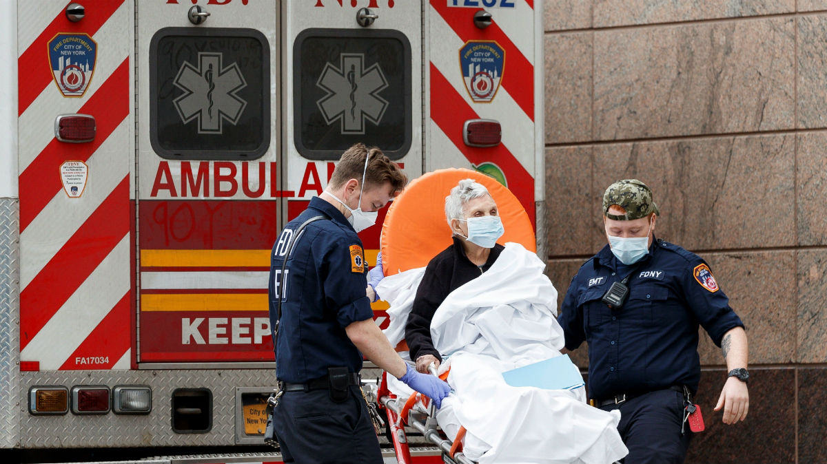 El personal sanitario traslada a una mujer enferma de coronavirus en la ciudad de Nueva York (Foto: EFE).