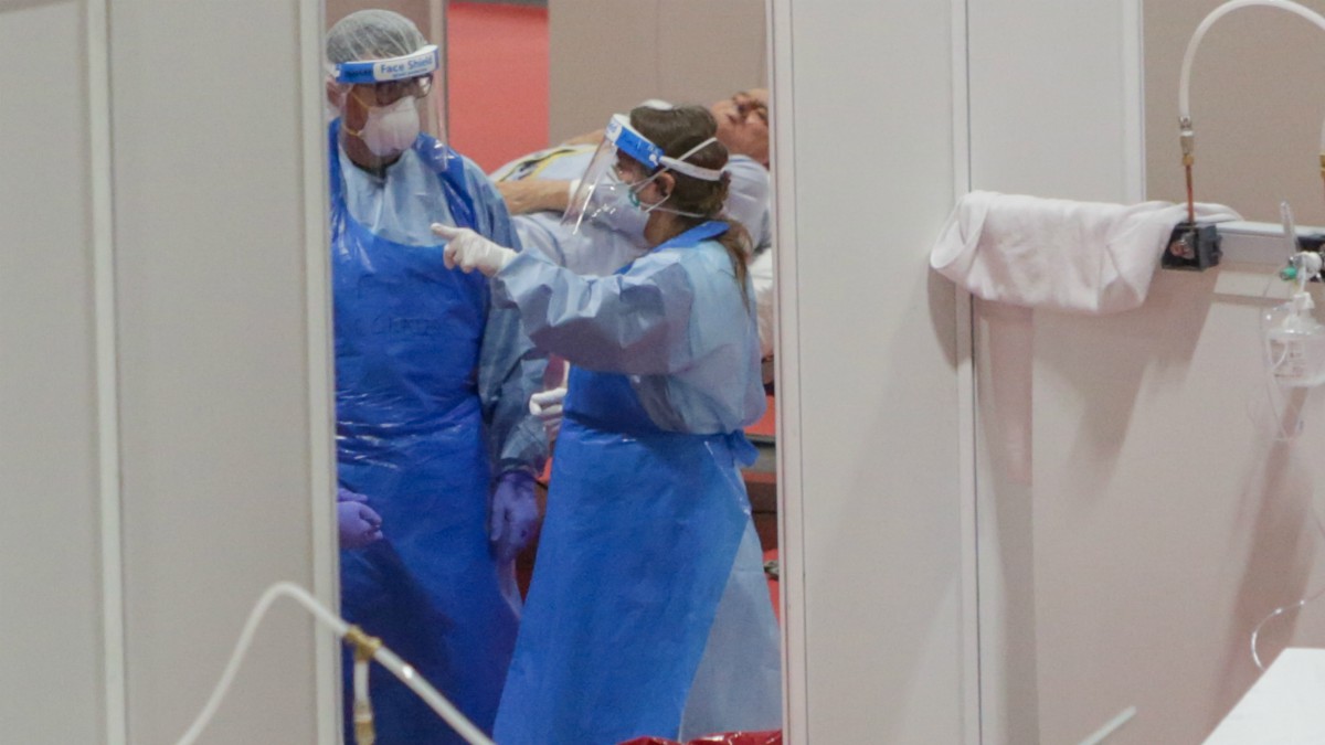 Dos sanitarios protegidos trabajan en el interior del Hospital temporal de la Comunidad de Madrid habilitado en IFEMA para pacientes con coronavirus, en Madrid (España) a 3 de abril de 2020. – Ricardo Rubio – Europa Press