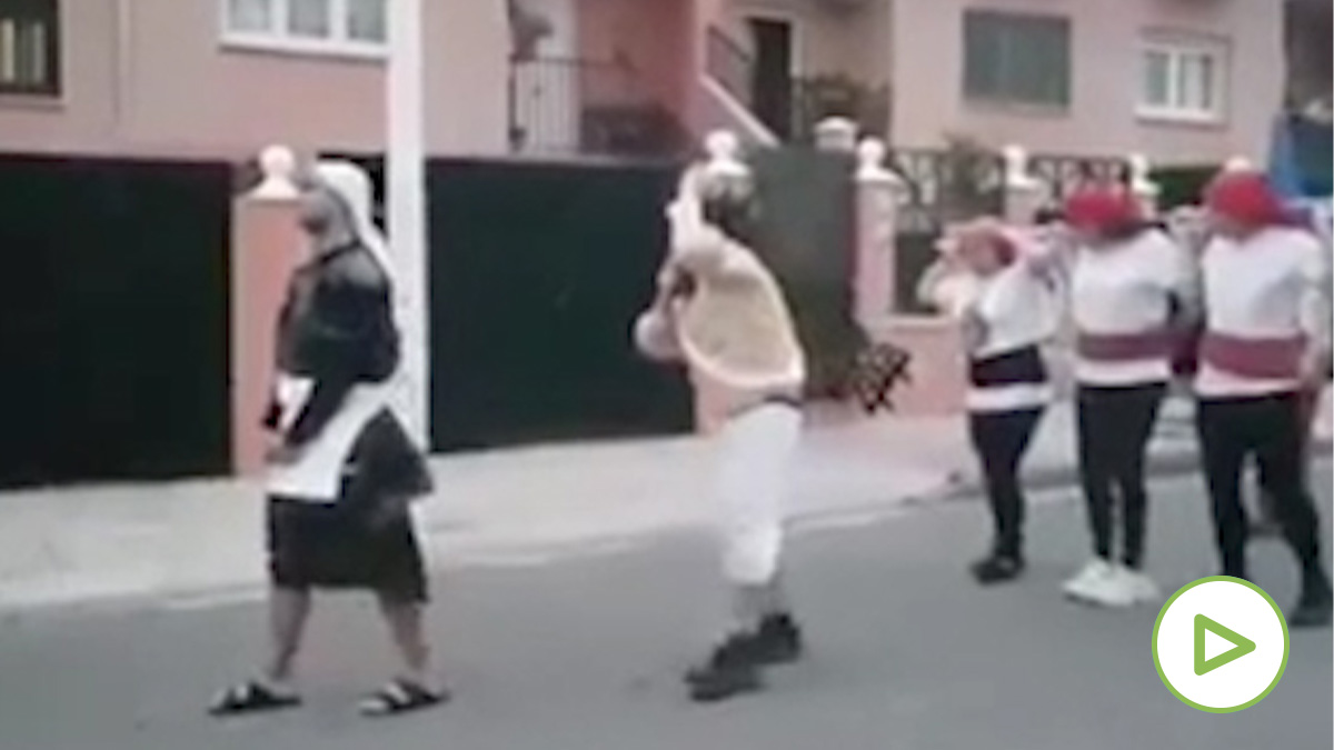 Los participantes en la ‘procesión’ de Mérida.