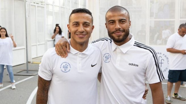 Thiago y Rafinha, en un acto de su fundación.