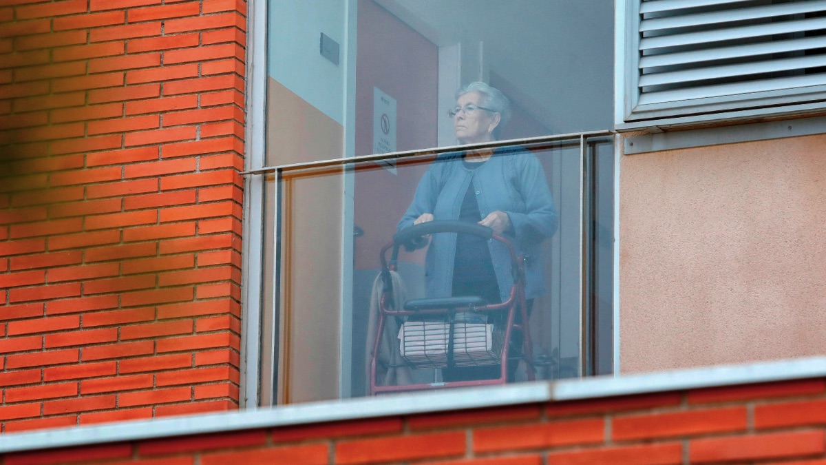 Una anciana se acerca a la ventana en una residencia de ancianos durante el confinacmiento. (Foto: EFE:Susanna Sáez)