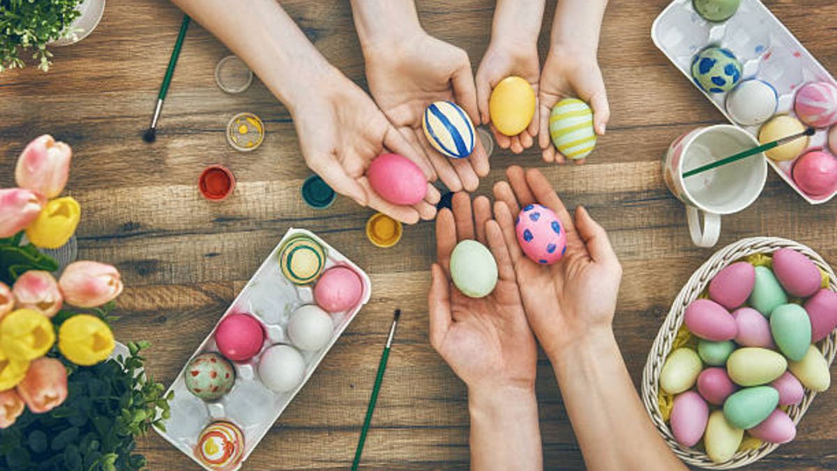 Enseña a los niños a pintar los huevos de Pascua con ingredientes naturales