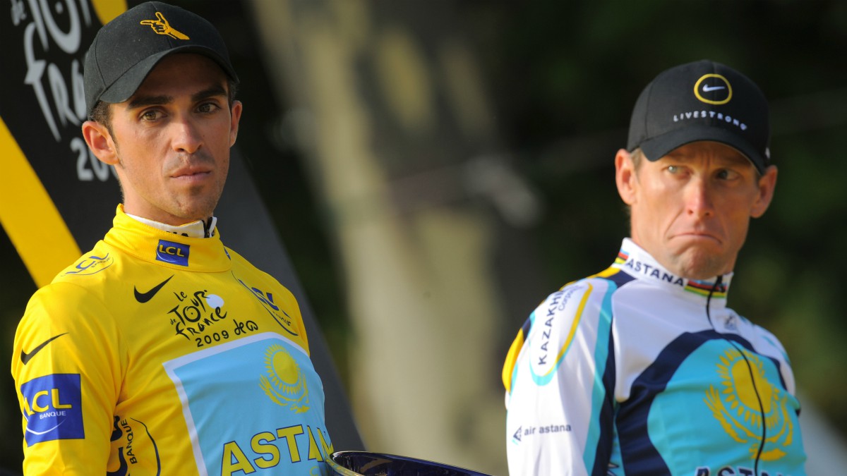 Alberto Contador y Lance Armstrong en el podio del Tour en 2009. (AFP)