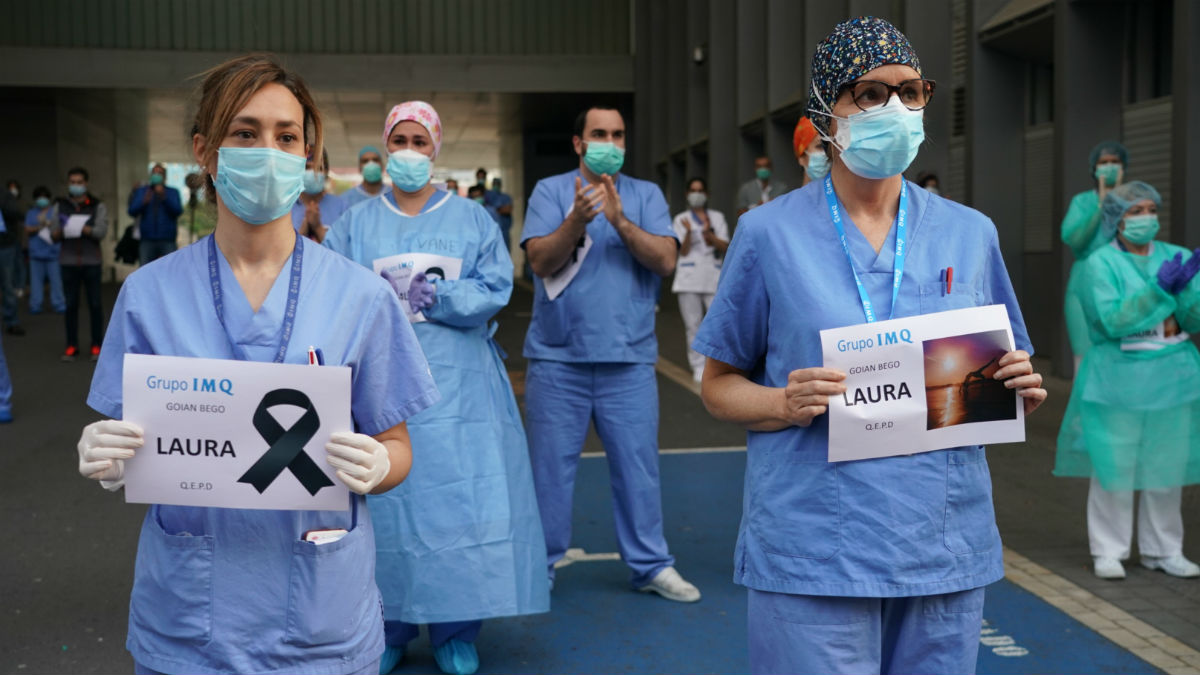 Homenaje a una sanitaria fallecida en Bilbao.