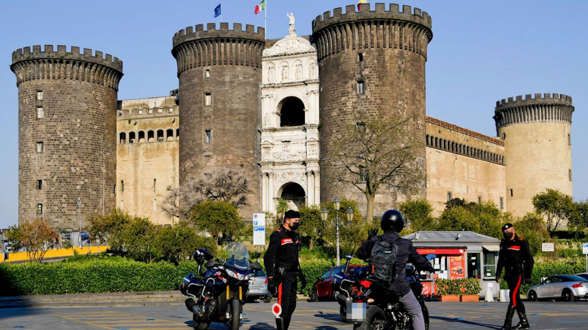 Agentes de policía realizan un control rutinario durante el confinamiento en una ciudad italiana (Foto. EFE).