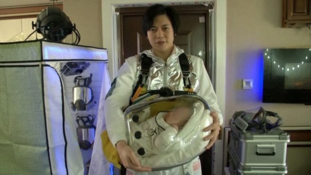 Tailandia comienza a usar minipantallas faciales para proteger a bebés contra el coronavirus