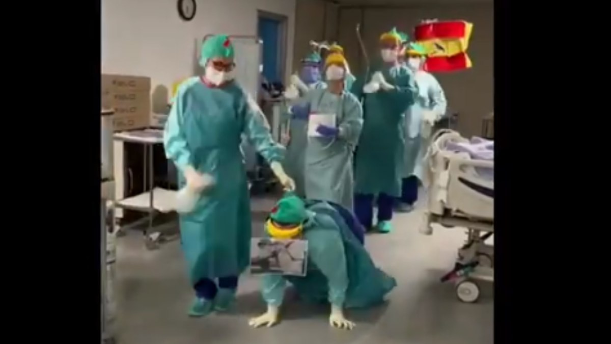 Unos enfermeros motivan a los pacientes con un desfile de legionarios