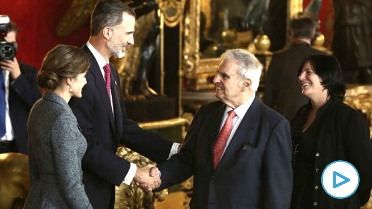 Enrique Múgica saluda al rey Felipe VI en la recepción oficial del Día de las Fuerzas Armadas de 2017 (Foto: EFE).