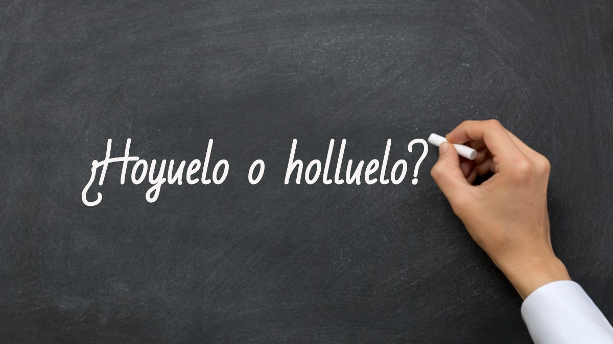 Se escribe hoyuelo o holluelo