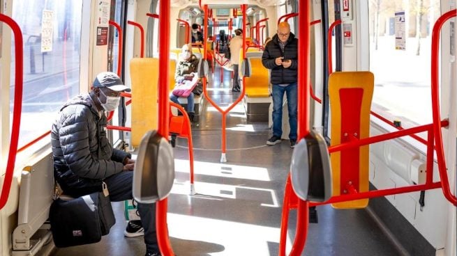 La Policía repartirá desde el lunes 10 millones de mascarillas a los que vayan a trabajar en transporte público