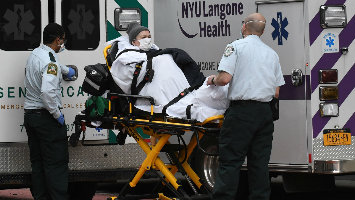 Trasladan a una enferma de coronavirus a una ambulancia en Nueva York (Foto: Europa Press).
