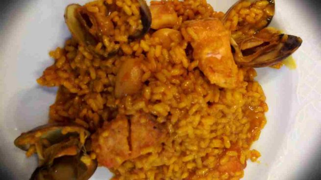 Pescadilla con arroz y almejas