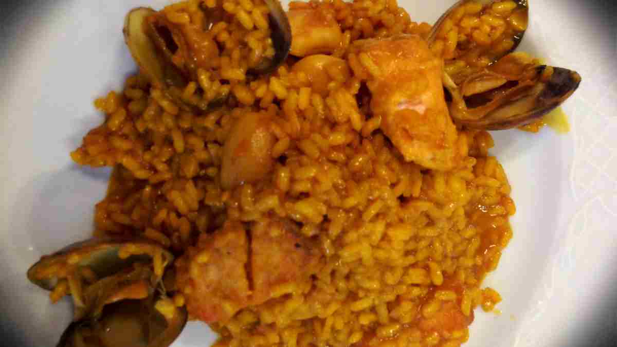 Receta de Pescadilla con arroz y almejas