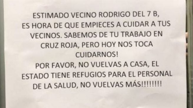 Los vecinos le dejan una nota a este enfermero para que no vuelva a su casa