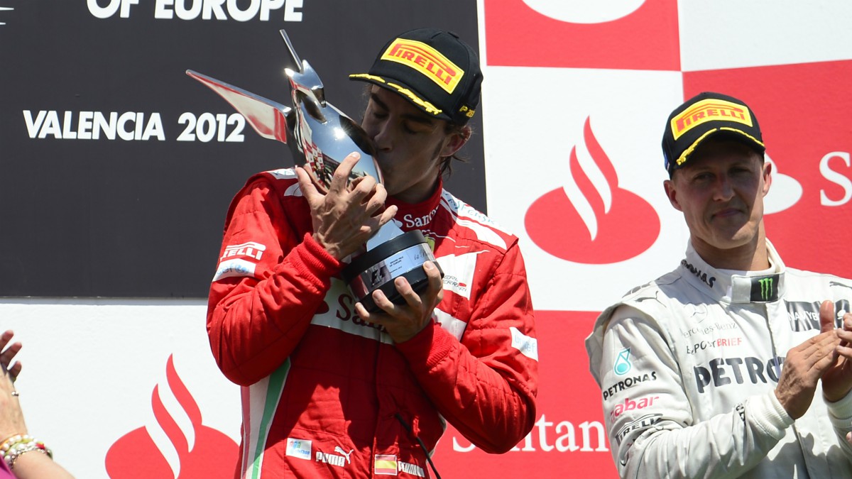 Alonso se celebra su victoria, junto a Schumacher, en el GP de Valencia de 2012. (AFP)