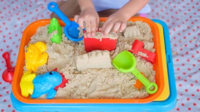 Cómo hacer arena cinética para los niños durante el confinamiento