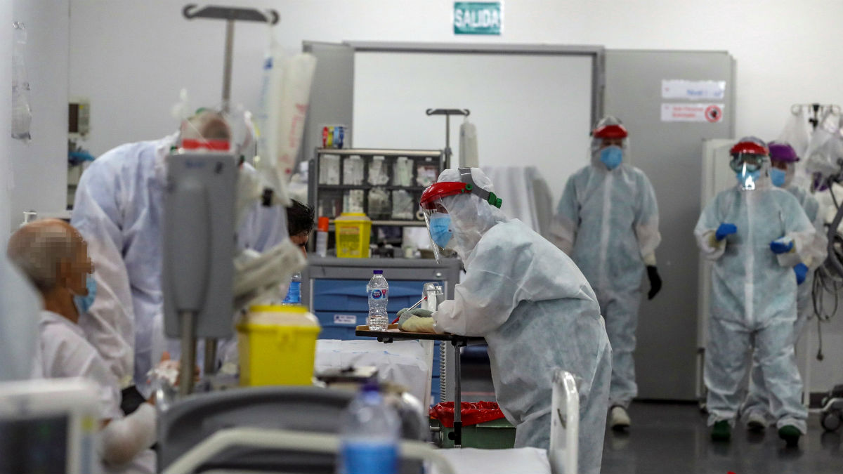 Personal sanitario, durante una jornada de trabajo en pandemia en una planta de hospital.